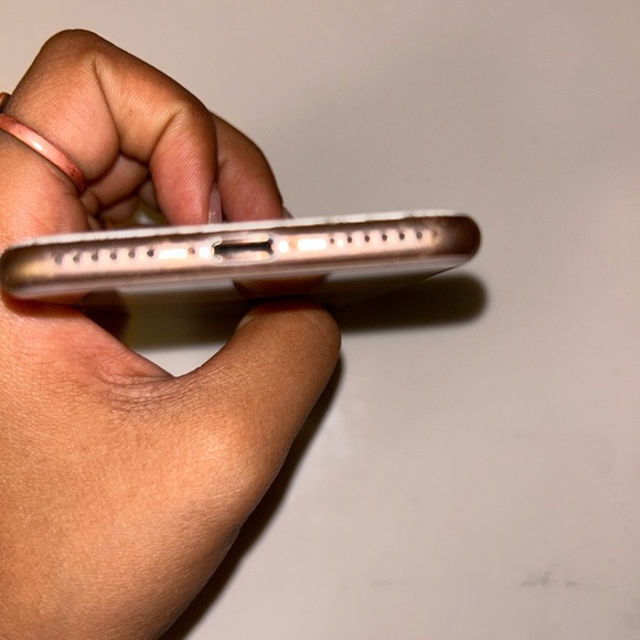 iPhone 8 rose gold! Slightly cracked - Picture 5 of 5